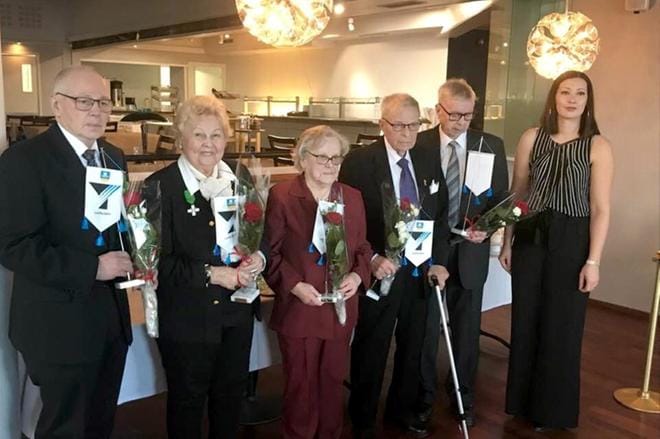 Lappajärven 50-vuotiaan yrittäjäyhdistyksen perustajille luovutettiin viirit. Kuvassa Paavo Vanhatupa, Eira Leikkola, Toini Ahola-Olli, Veikko Lehtiniemi, Heikki Rintala sekä nykyinen puheenjohtaja Inka Herrala.