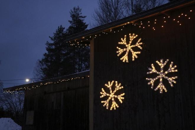 Nämä lumihiutaleet kyllä kestävät kesät talvet. Muotoon leikattuun filminvaneriin on tehty reikiä ja niihin on upotettu valosarjan valot.
