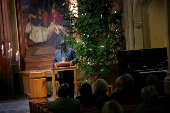 Marko Kiir luki Vaasan kirkossa katkelman Uudesta testamentista arabiaksi. KUVAT: JAAKKO ELENIUS