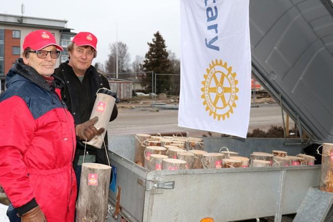 Kauhavan rotaryklubin presidentti Heikki Perälä ja sihteeri Jarmo Vainionpää myivät Kauhavan jouluavauksessa klubilaisten tekemiä jätkänkynttilöitä. Tuotto menee polion vastaiseen kansainväliseen työhön. Kuva: Marianne Lähde