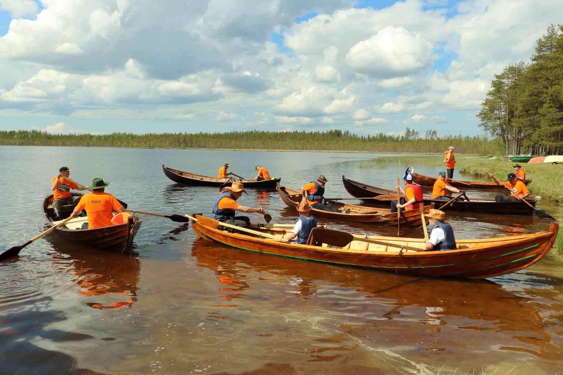 Lähtö on tapahtunut. Kuusi venekuntaa on liikkeellä.