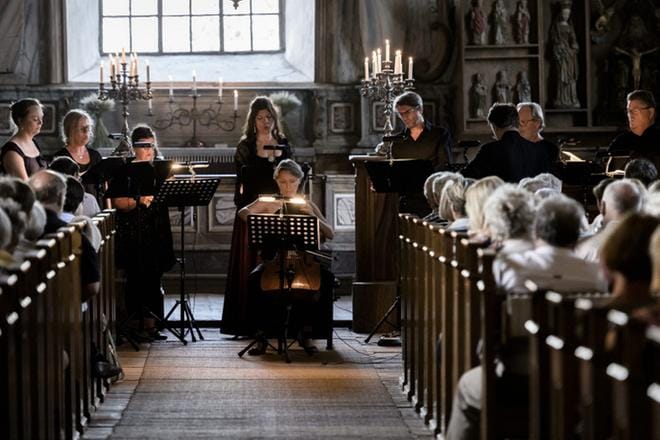 Vokalharmonin Kati Raitinen (edessä) ansaitsi illan kovaäänisimmät aplodit Isonkyrön vanhassa kirkossa. KUVA: JOHAN HAGSTRÖM