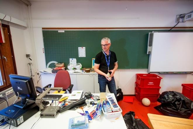 Opettaja Kari Filpus pakkaa tällä viikolla muiden Vanhan Vaasan koulun opettajien tapaan koulutarvikkeita laatikoihin, jotta ne viedään väistötiloihin Palosaaren koululle. Oppilaat auttavat, minkä ehtivät kolmen tunnin koulupäivän aikana. Jätesäkkeihin pakataan paperit ja kirjojen sivut odottamaan sitä, että täpötäydet paperiroskikset tyhjennetään. KUVAT: JAAKKO ELENIUS