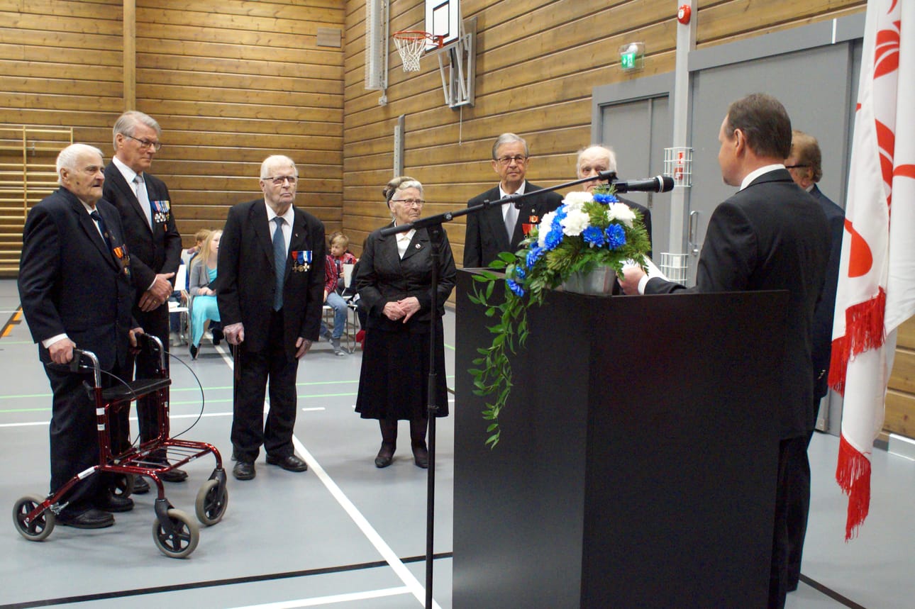 Lionsien puolesta lahjoituksen luovuttivat Pentti Kinnunen ja Heimo Turunen. Vastaanottajina olivat sotaveteraani ja -invalidijärjestöjen edustajat.