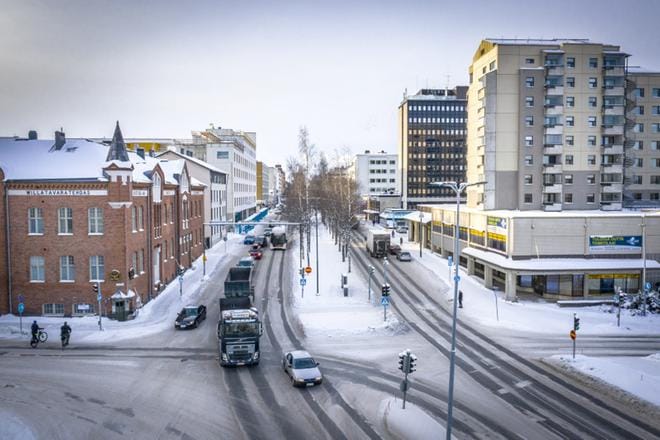 Vaasanpuistikolla on nykyisin neljänkympin nopeusrajoitus, mutta liikenteen sujuvuutta jarruttavia tekijöitä on niin paljon, että mittausten mukaan keskinopeus kaupungin valtaväylällä on vain 27 kilometriä tunnissa. Arkistokuva: Maija Saanio