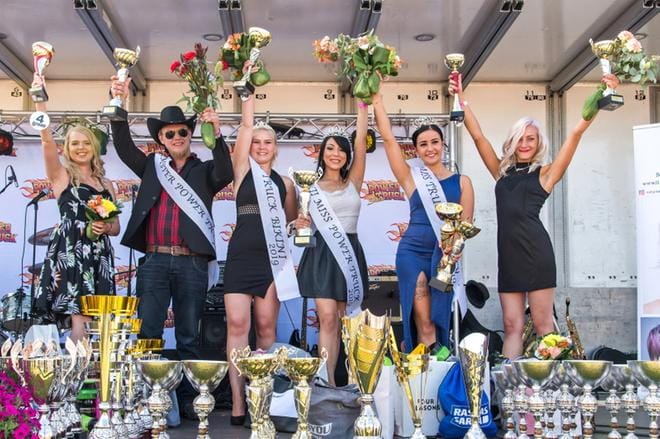 Palkitut eli Kati Hakamaa, Rami Hakamaa, Ilona Jokinen, Melisa Christa Parkki, Venla Lehkamo ja Sonja Melander. KUVA: PEKKA SUOVAARA