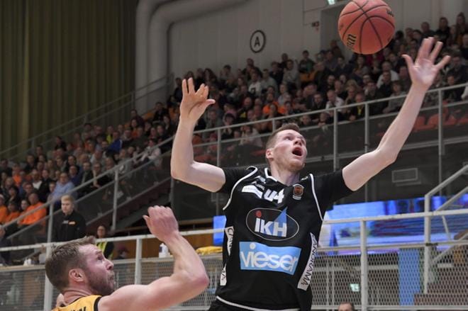 Seagullsin Timo Heinonen (vas.) ja Kauhajoen Gregory Mangano kamppailivat miesten Korisliigan toisessa puolivälieräottelussa Helsingissä. KUVA: LEHTIKUVA/MARKKU ULANDER