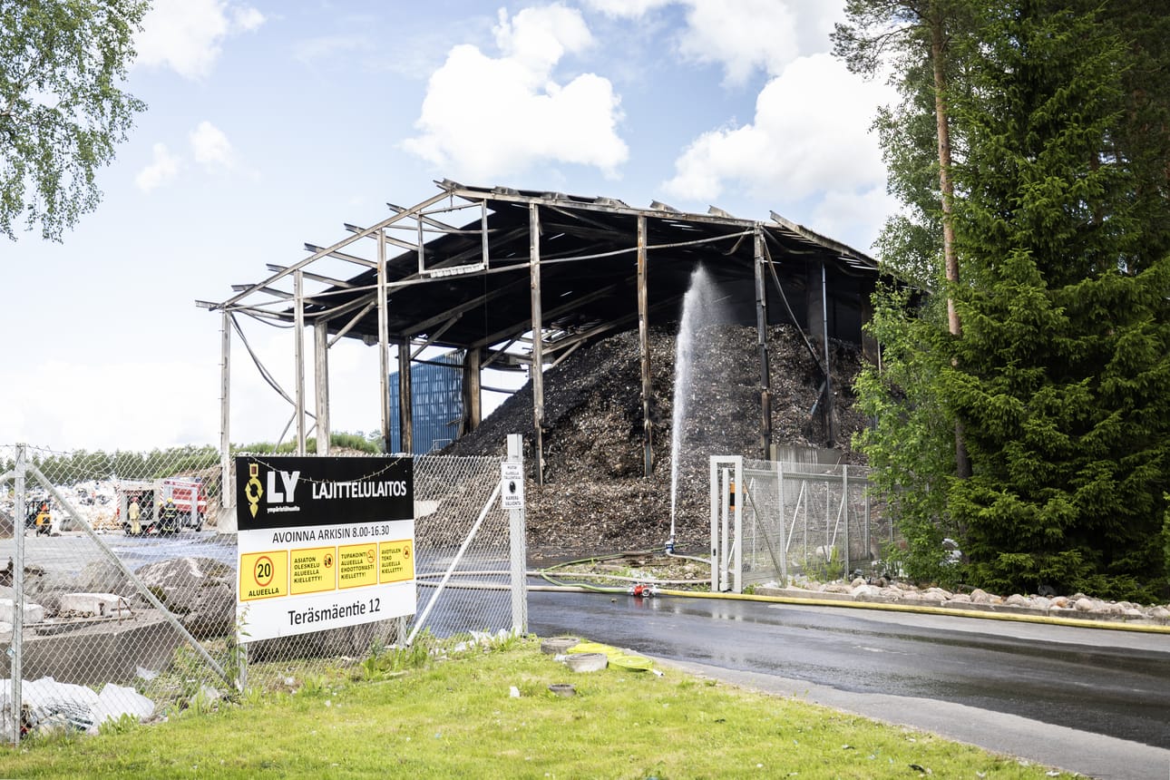 Käsittelyhallissa syttyi tulipalo varhain lauantaina.