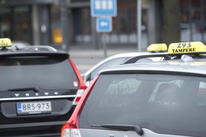 Uusi laki poistaa taksien asemapaikkasäädökset. Ne saavat tulevaisuudessa odottaa kyytejä, missä tolpalla haluavat. KUVA: Tomi Vuokola / Arkisto