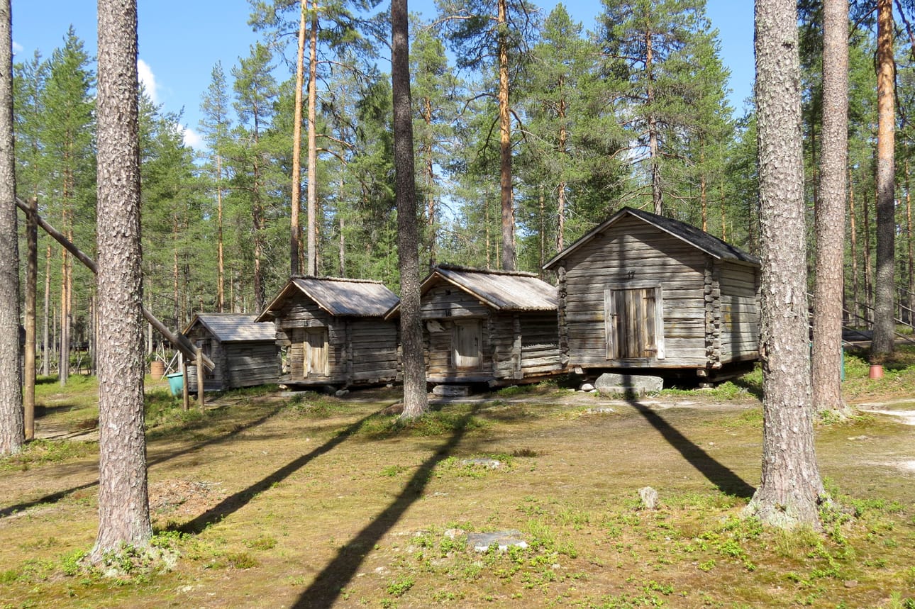 Kotiseutumuseolla on runsaasti vanhoja rakennuksia ja esineistöä. Varsinainen vilske paikalla käy heinäkuussa, kun Pudasjärven kotiseutuviikkoa vietetään 13.–20.7.