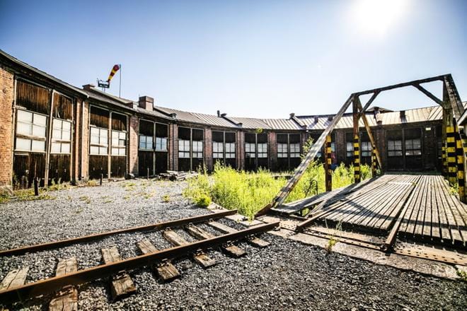 Vanhan veturitallin sisäpihalle kääntöpöydän päälle voisi Petri Pihlajaniemen mielestä sopia lasikupoli. Se olisi ikään kuin iso kasvihuone. KUVAT: KRISTA LUOMA