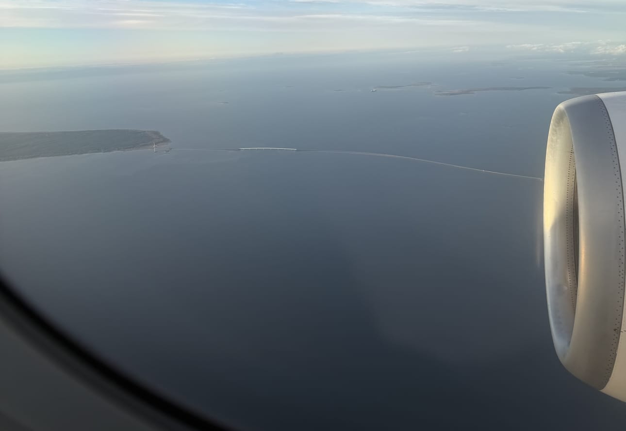 Finnair on lisännyt lentoja Oulun ja Helsinki-Vantaan välillä. Kysyntää siis riittää, mutta kilpailun puute pitää lentojen hinnat korkeina. Oulusta lähtiessä voi nähdä ylhäältä vaikkapa Hailuodon kiinteän yhteyden ja Huikun sillan.