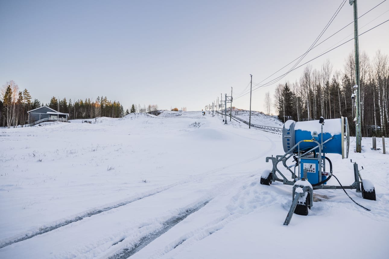 Lumetuskoneet ovat valmiudessa Jalasjärven Kiuaskalliolla.