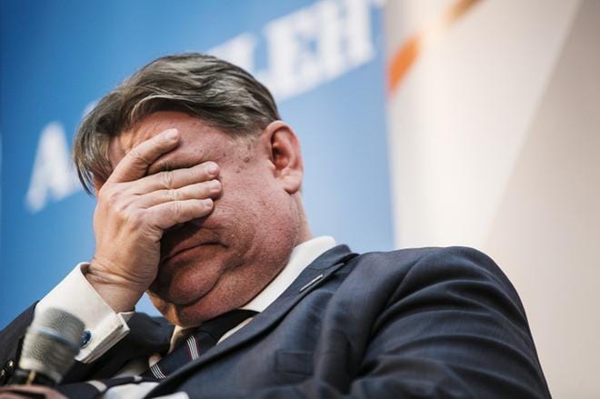 Ulkoministeri Timo Soinin (sin.) kirjoittamaan sunnuntaina blogissaan, että oikea osoite liittojohtajien "haukuille" olisivat "kuntapäättäjät, myös sosialistit ja kommunistit". KUVA: Silja Viitala