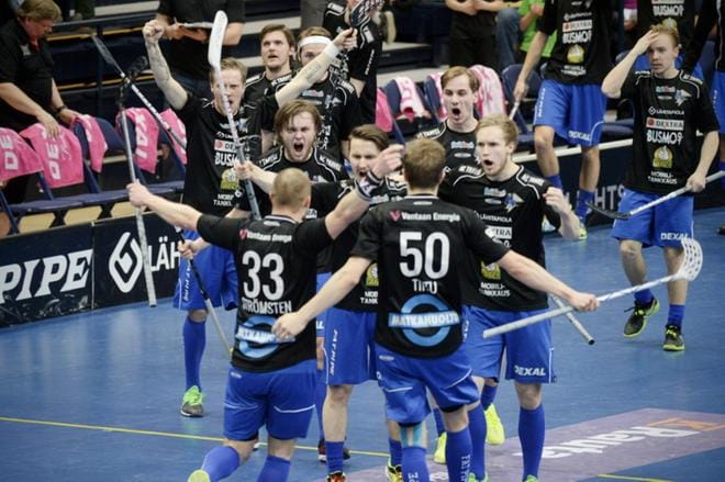 EräViikingit juhli salibandyn ratkaisevassa välieräottelussa. Kuva: Lehtikuva / Aku Häyrynen