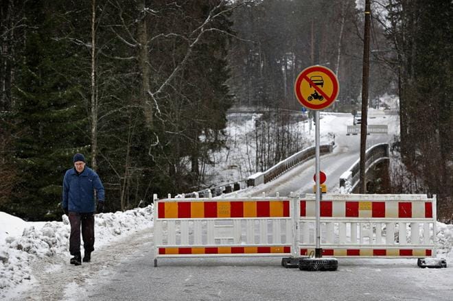 Björkenheimin sillan kohtalosta on puhuttu Seinäjoella vuosia. Sillan rakenteet on tarkastettu normaalin tarkistuskierron mukaisesti, viimeksi nelisen vuotta sitten. Nyt sillan alta pitkittäispalkissa on havaittu halkeama. Martti Ahtiaista sillan sulkeminen ei haittaa, kävellen pääsee yhä. KUVA: KARI LÖFHJELM