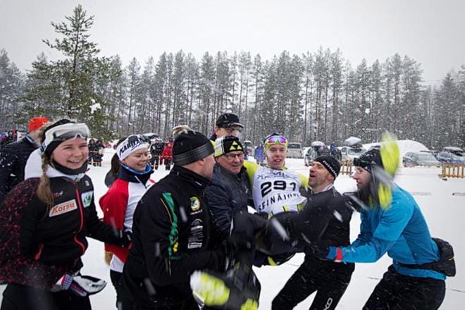 Tämän vuoden maakuntaviesti Vähässäkyrössä oli laiha osanottajamäärältään, ja Johannes Vuorela toi Seinäjoen voittajana maaliin ja pääsi kultatuoliin. Vuonna 1947 alkanut viestiperinne on kuitenkin jatkumassa. KUVA: PAULA KASKIMAA/ARKISTO