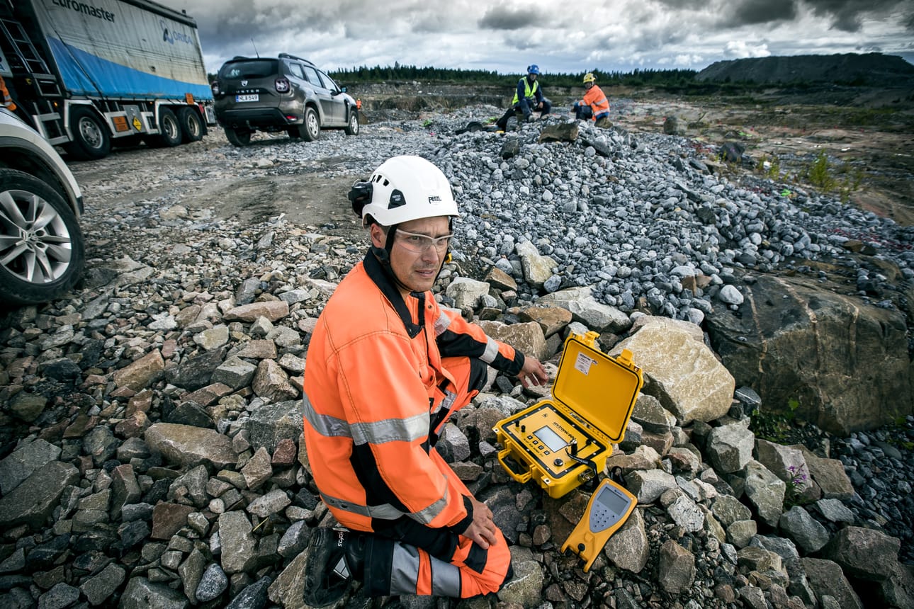 Orica Finland Oy on maailman johtava elektronisten sytytysjärjestelmien kehittäjä. Yhtiön teknisten palveluiden päällikkö Jari Näsi esittelee laukaisulaitetta.