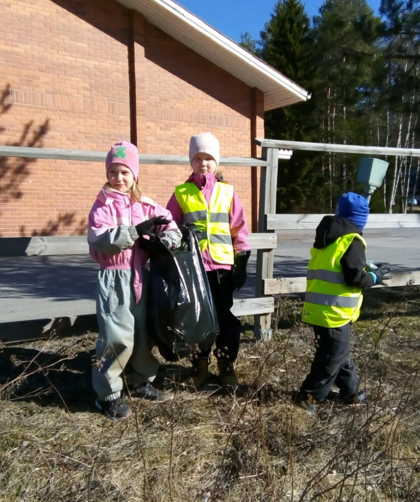 Innokkaita talkoolaisia.