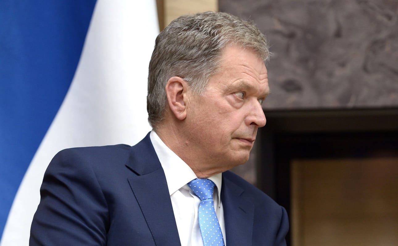Sauli Niinistö myönsi kolmetoista hengenpelastusmitalia.