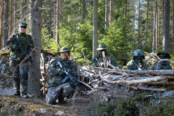 Airsoftauksen voi aloittaa hankkimalla ensiksi vaikka vain suojalasit. Pätsin perheelle varusteita on jo ehtinyt karttua. Kuvassa ovat Sanni, Markku, Eetu, Jaska ja Jussi Pätsi. Kuva: Janina Hietamäki