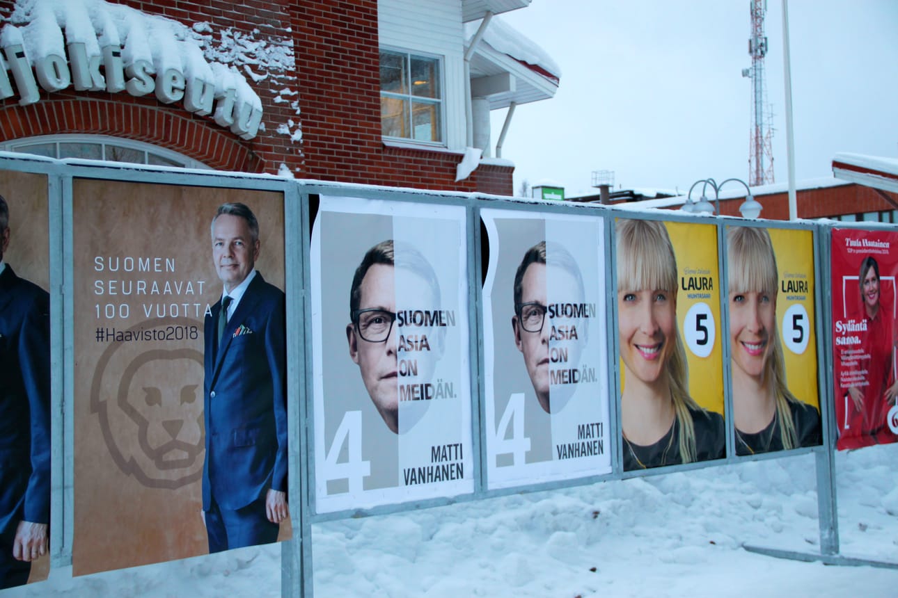 Presidenttiehdokas Merja Kyllösen mainos ilmestyi Iijokiseudun edessä olevaan ilmoitustauluun ensimmäisenä, mutta alkuviikosta sitä ei siinä enää ollut.
