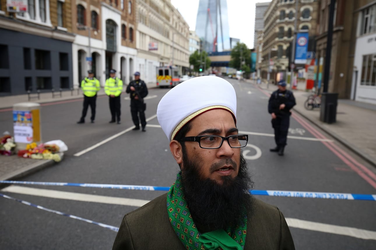 Imaami Mohammad Yazdani Raza on sitä mieltä, että erityisesti sosiaalisen median väärinkäyttöön pitäisi puuttua tehokkaasti.