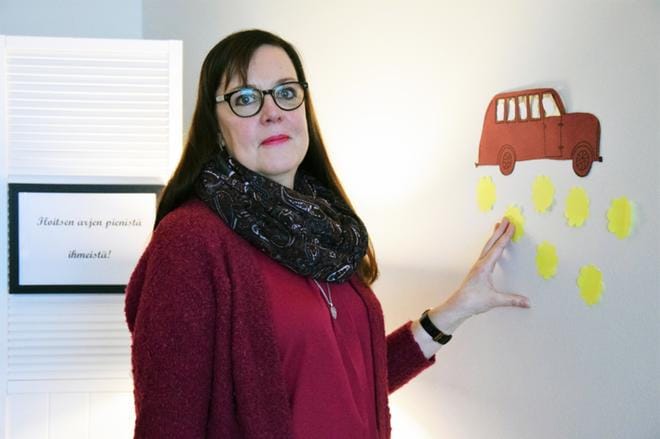 Merja Kaminen on viettänyt koko työuransa lapsiperheiden ja nuorten parissa. Hän pitää tärkeänä yhteisöllisyyttä, välittämistä ja ennaltaehkäisevää työtä. Kuva: Raija Koivisto