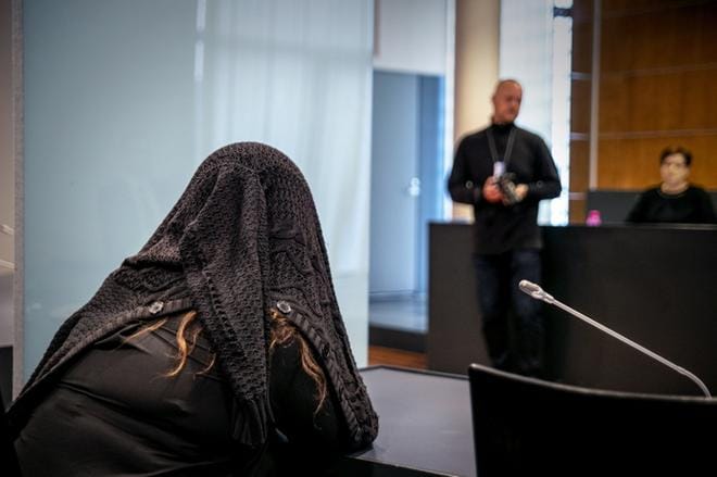 Syytetty peitti päänsä mustaan neuleeseen siksi ajaksi, kun lehdistö tuli paikalle ja kuvasi häntä. Kuva: Paula Kaskimaa