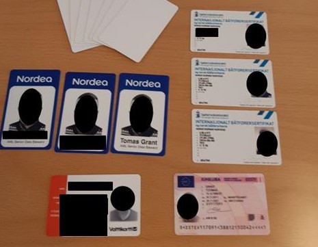 Rajavartiolaitos takavarikoi virolaismiehiltä vääriä asiakirjoja. Kuvan korttien henkilöllisyydet ovat tekaistuja.