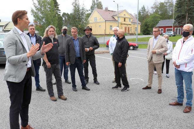 Kokoomusjohdon Kauhavan vierailun yleisöosuus oli Ylihärmän S-marketin pihassa. KUVAT: MARIANNE LÄHDE
