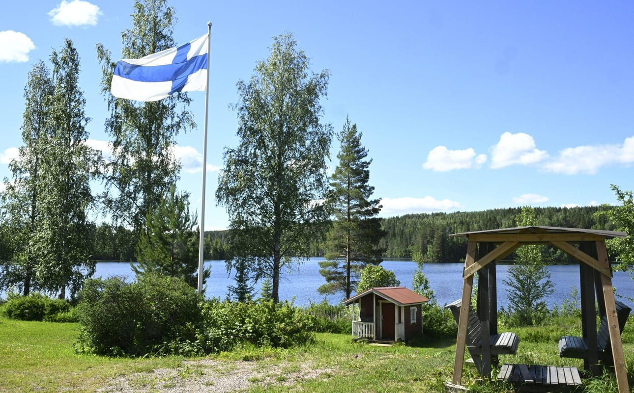 Saunan löylyille tulee käyttöä, sillä aattopäivän ylin lämpötila jäänee 4–5 astetta viileämmäksi kuin juhannusaattona keskimäärin. LEHTIKUVA / Heikki Saukkomaa