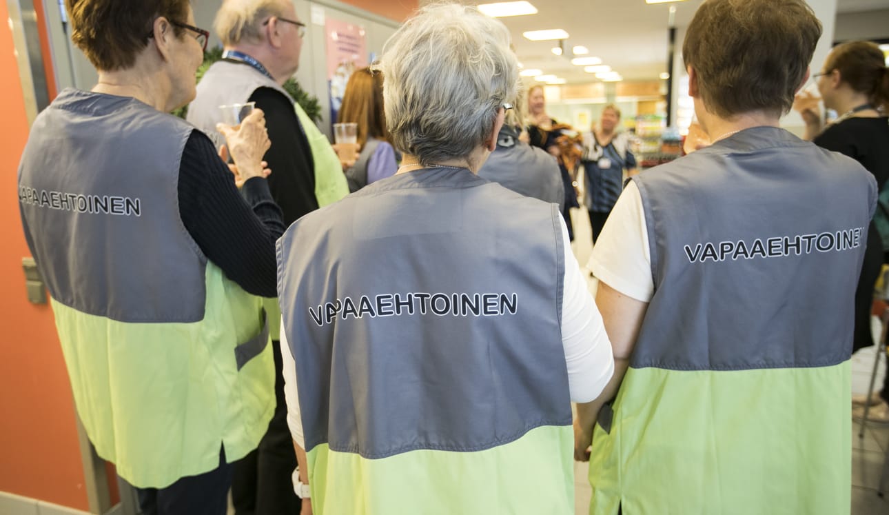 Oulun Keskuspesula Cliini tukee sairaalavapaaehtoistoimintaa Oysissa tarjoamalla liivit ja niiden huollon.