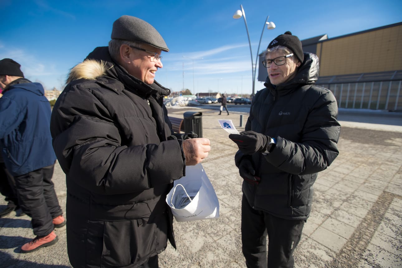 Matti Honkala (kok) pysäytteli äänestäjiä kävelykadulla jakamalla heille männynsiemenpusseja. Heikki Vakkurin kanssa kehittyi hedelmällinen keskustelu autoteknologiasta. Diesel-autot eivät olekaan niin kuolemaantuomittuja kuin kuvitellaan, kiitos Nesteen kehittelemän luontoystävällisen dieselin.