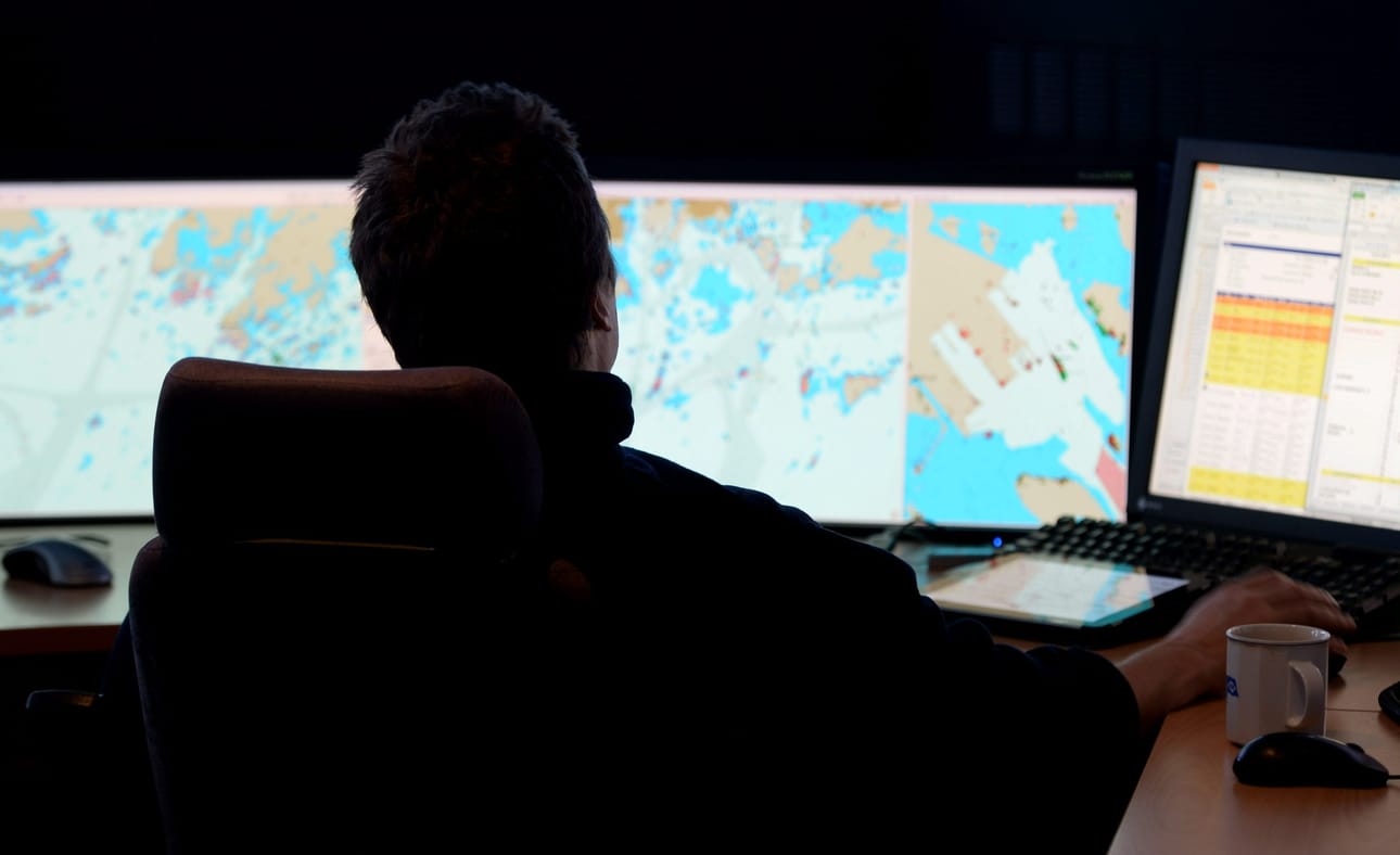 Gps-häirintä voi potentiaalisesti muodostaa turvallisuusuhan merenkululle. Arkistokuva Suomenlahden meriliikennekeskuksesta Helsingistä. LEHTIKUVA / Martti Kainulainen