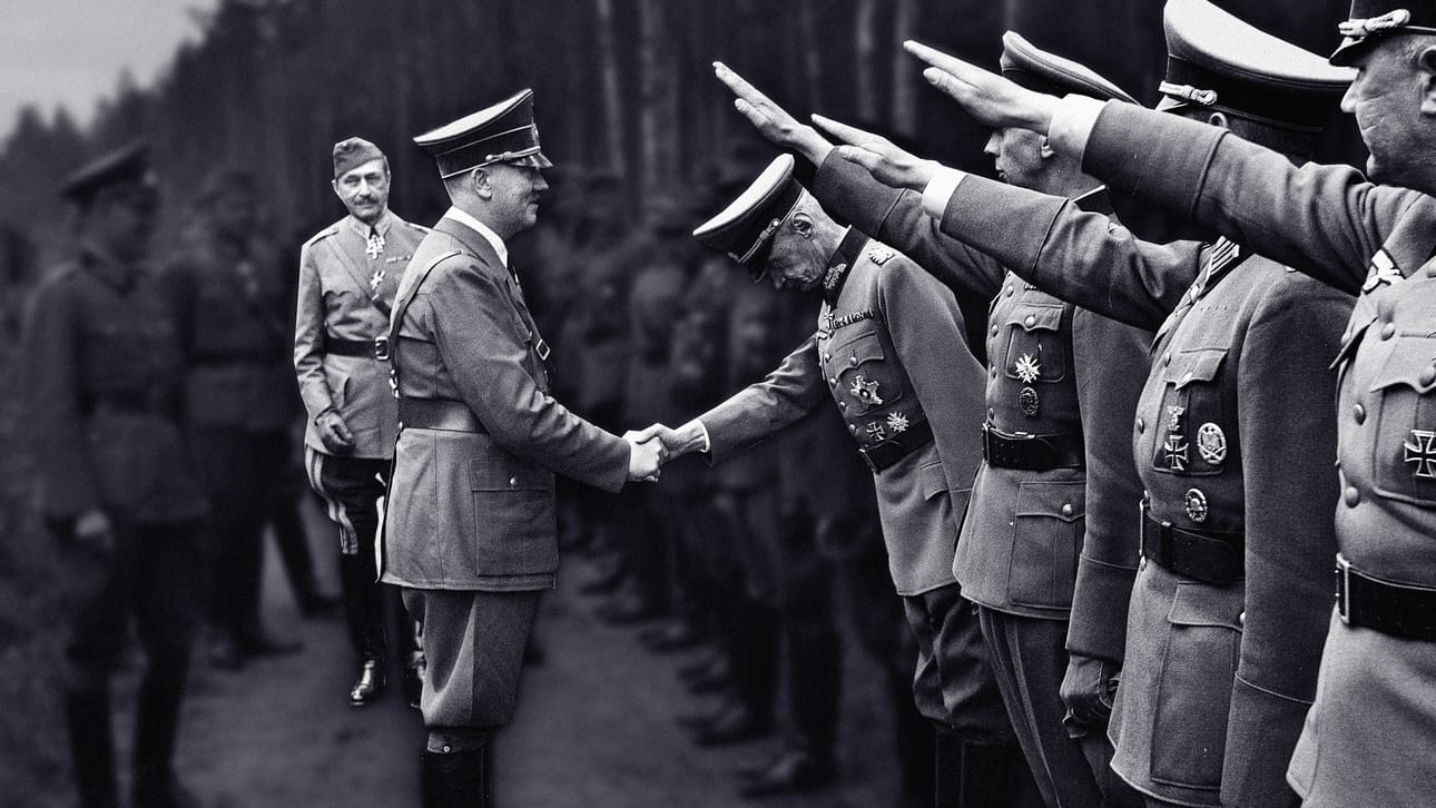 Adolf Hitler kävi Suomessa marsalkka Mannerheimin 75-vuotissyntymäpäivillä.