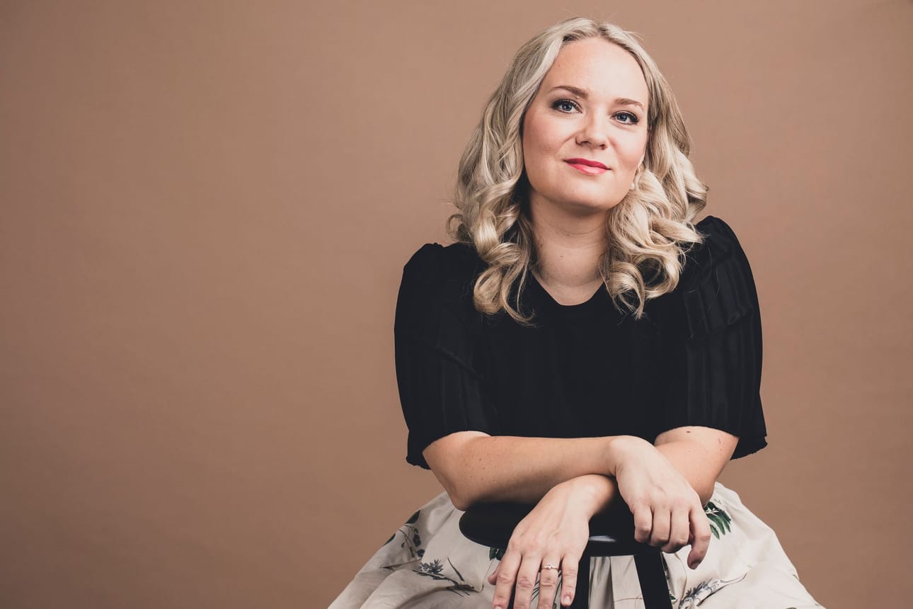 Sofia Herala on lähtöisin Oulusta. Nukkuvien kukkien joki on hänen esikoisromaaninsa.