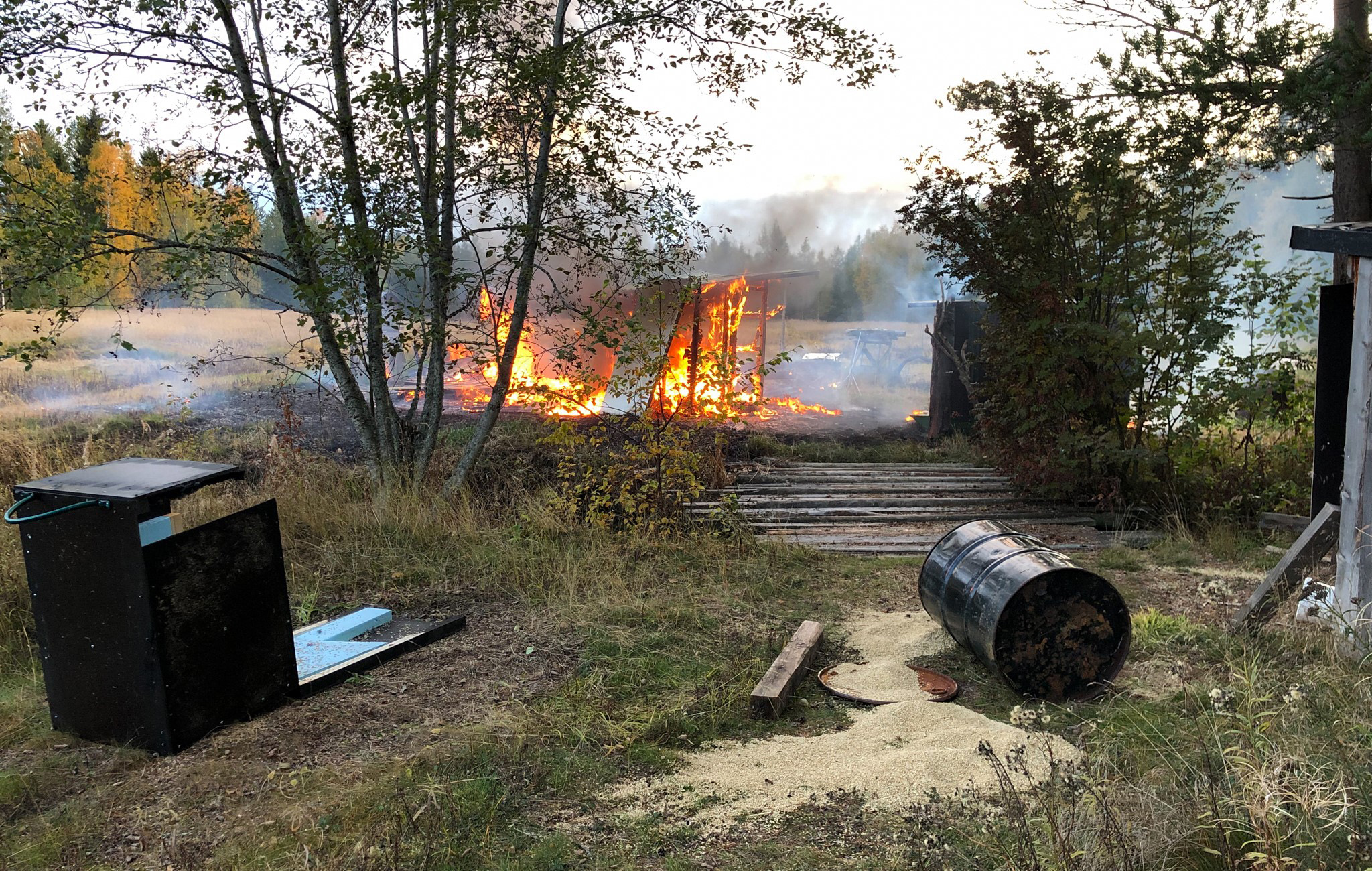 Tuhotyön tekijä tai tekijät kaatoivat myös lintujen ruokintaan tarkoitetut viljasäiliöt.
