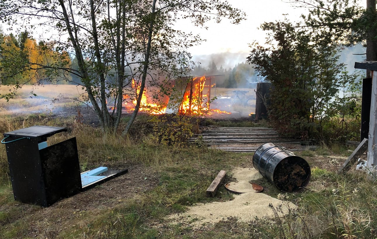 Tuhotyön tekijä tai tekijät kaatoivat myös lintujen ruokintaan tarkoitetut viljasäiliöt.