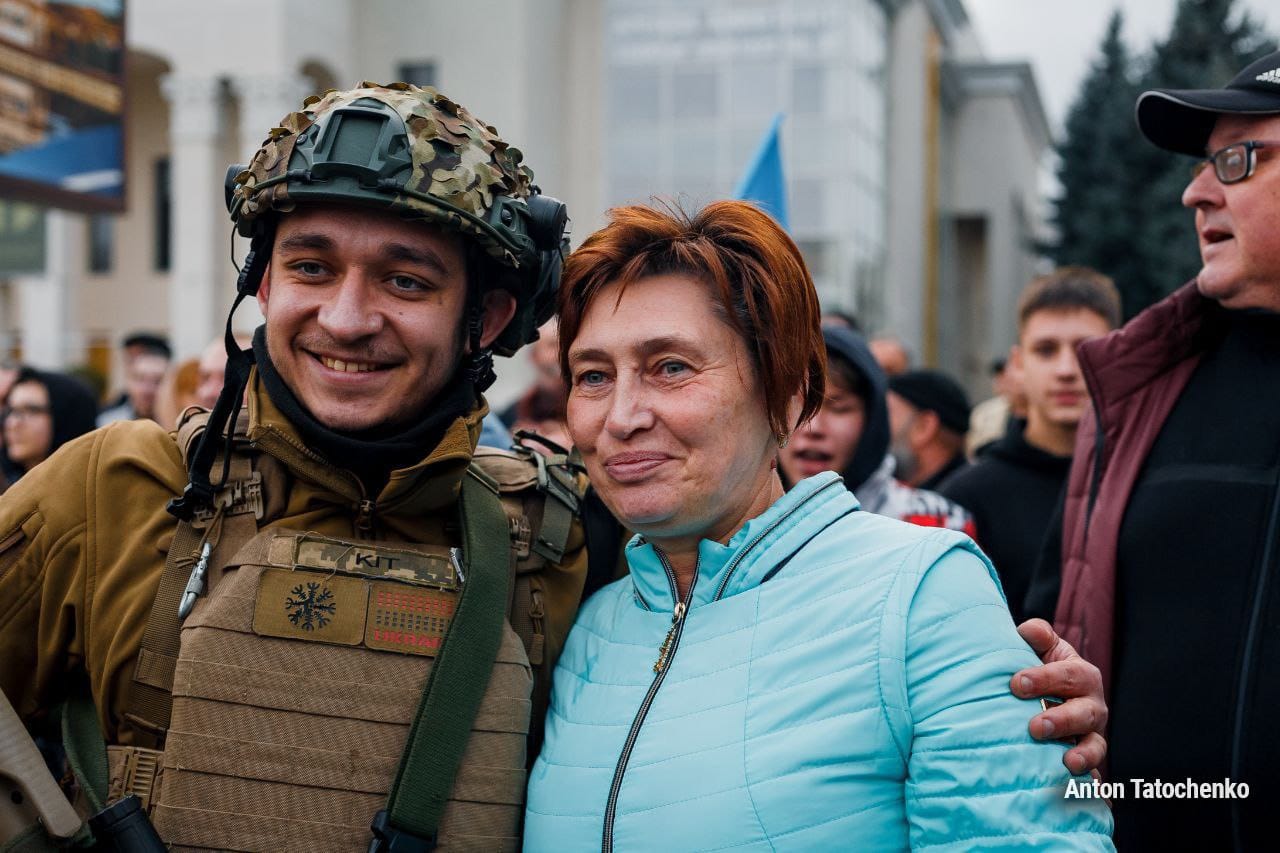 Ukrainalaiset sotilaat tulivat Hersonin kaupunkiin kahdeksan kuukauden jälkeen. Koko Venäjän miehityksen ajan asukkaita piinasivat väkivallan pelko ja normaalin elämän edellytysten puute. Nyt nettiyhteys toimii jo sen verran, että Anton Tatotshenko kykenee välittämään kuviaan lukijoillemme.