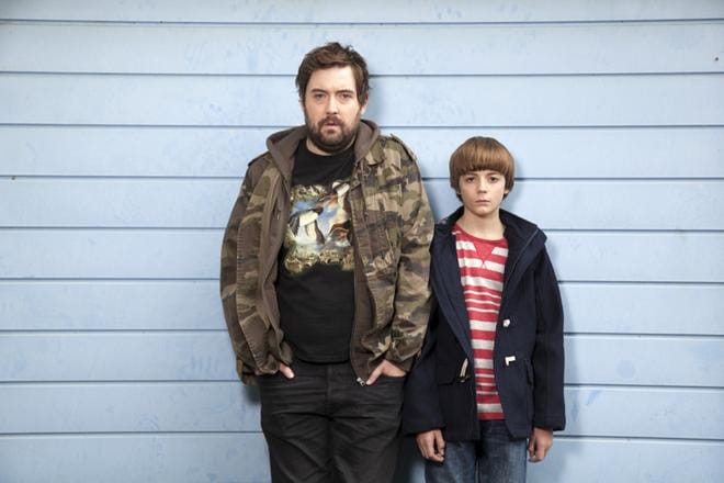 Andy-enona nähdään Nick Helm ja siskon poika Errolina Elliot Speller-Gillott. KUVA: Yle Kuvapalvelu