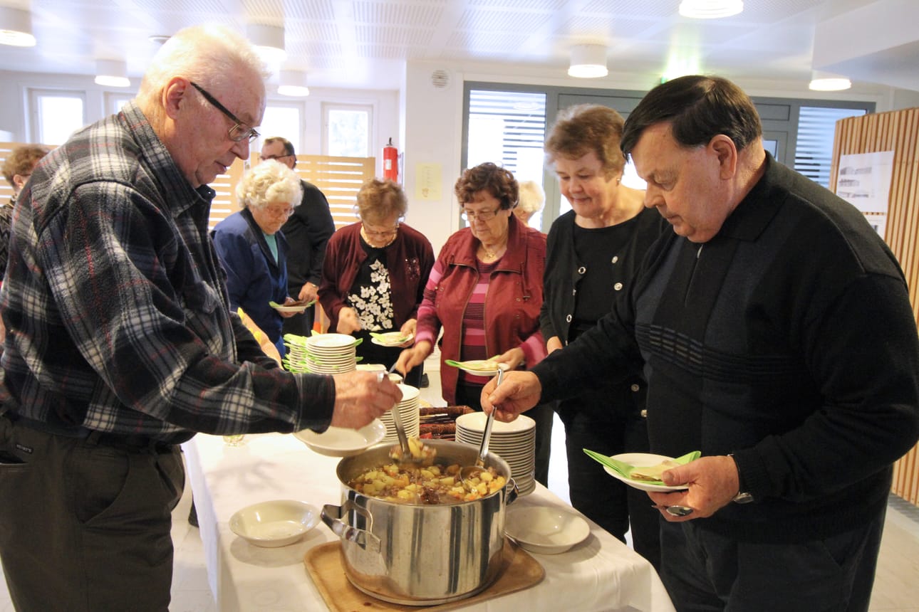 Lumijoen Eläkeliiton emännät olivat valmistaneet ruokaa 50 kinkerivieraalle. Aika lähelle kävijätavoitetta päästiinkin, sillä kinkereillä oli 40 lumijokista.