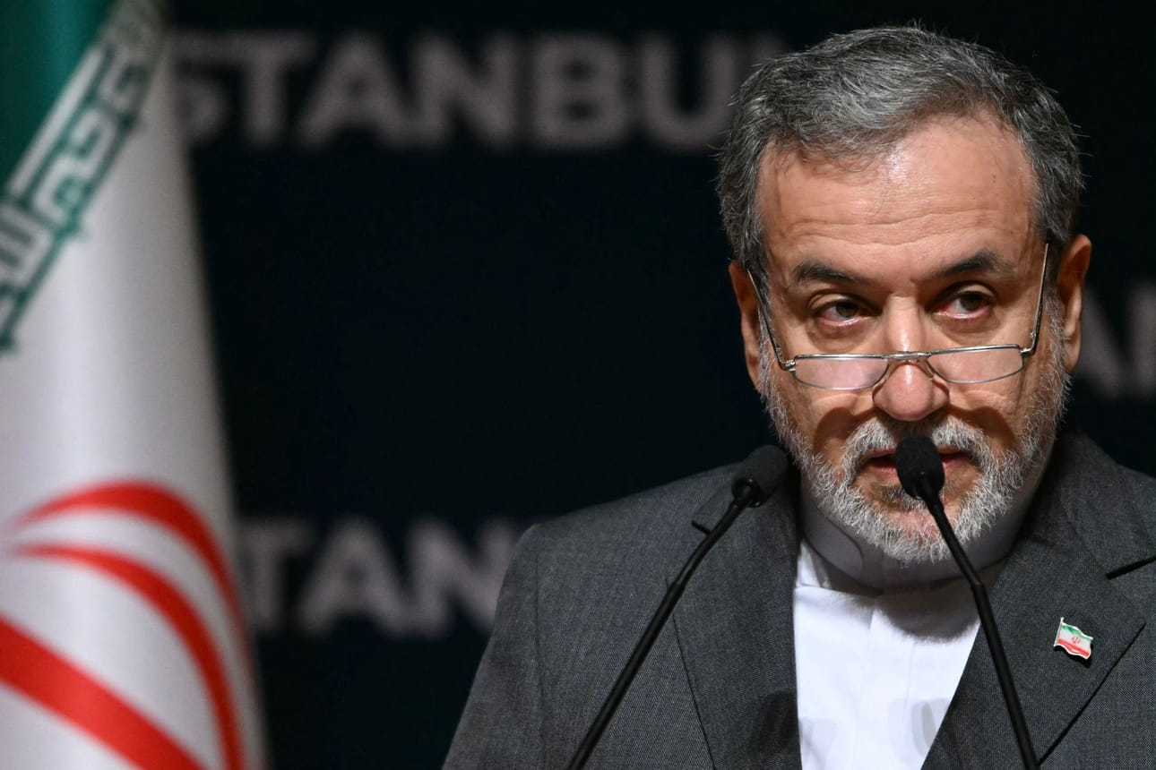 Iranin ulkoministeri Abbas Araghchi kommentoi Britannian ja EU:n vaatimuksia Iranin palaamisesta neuvottelupöytään sanomalla, ettei Iran voi palata siihen, mistä se ei ole koskaan lähtenytkään. LEHTIKUVA / AFP