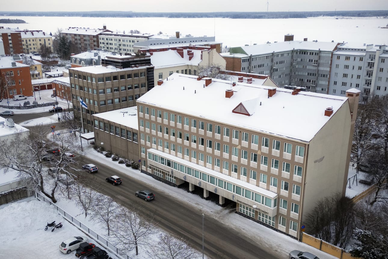 Vaasan seurakuntayhtymän kolme rakennusta ovat oikealla näkyvä rakennus vuodelta 1956 ja matala rakennus keskellä sekä Vaasanpuistikolla oleva korkeampi rakennus vuodelta 1978.