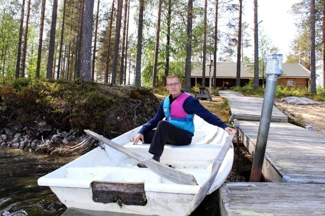 Suvirannassa Pekka Haanpää saattoi napata soutuveneen ja lähteä Kangasjärvelle rippileiriläisten kanssa. Työssään hän arvostaa kiireettömyyttä. ‑ Koskaan ei saa olla niin hoppu, ettei muutamaa sanaa ehdi vaihtaa ihmisten kanssa. On tärkeää, että ihminen kokee tulleensa kohdatuksi, hän tähdentää. KUVA: MINNA ZILLIACUS