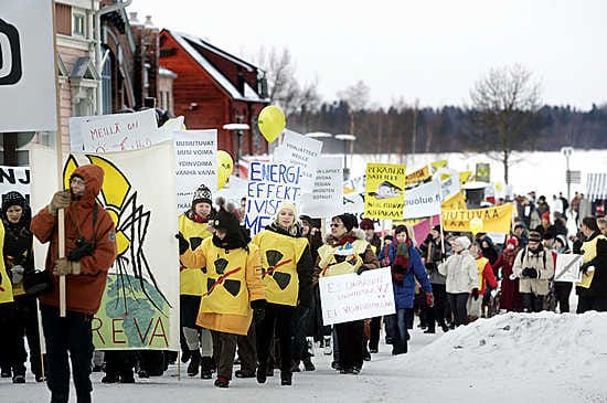 Mielenosoittajat marssivat halki kaupungin värikkäänä kulkueena. Siihen osallistui noin 300 ihmistä.