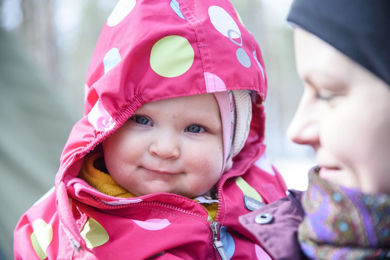 Hilppa Kallinkoski nautti Rukan Ladun 60-vuotisjuhlatunnelmasta äitinsä Hanna-Reetta Ruokamon kanssa. Kallinkoski on kymmenen kuukauden iällään todistetusti yhdistyksen nuorin jäsen.
