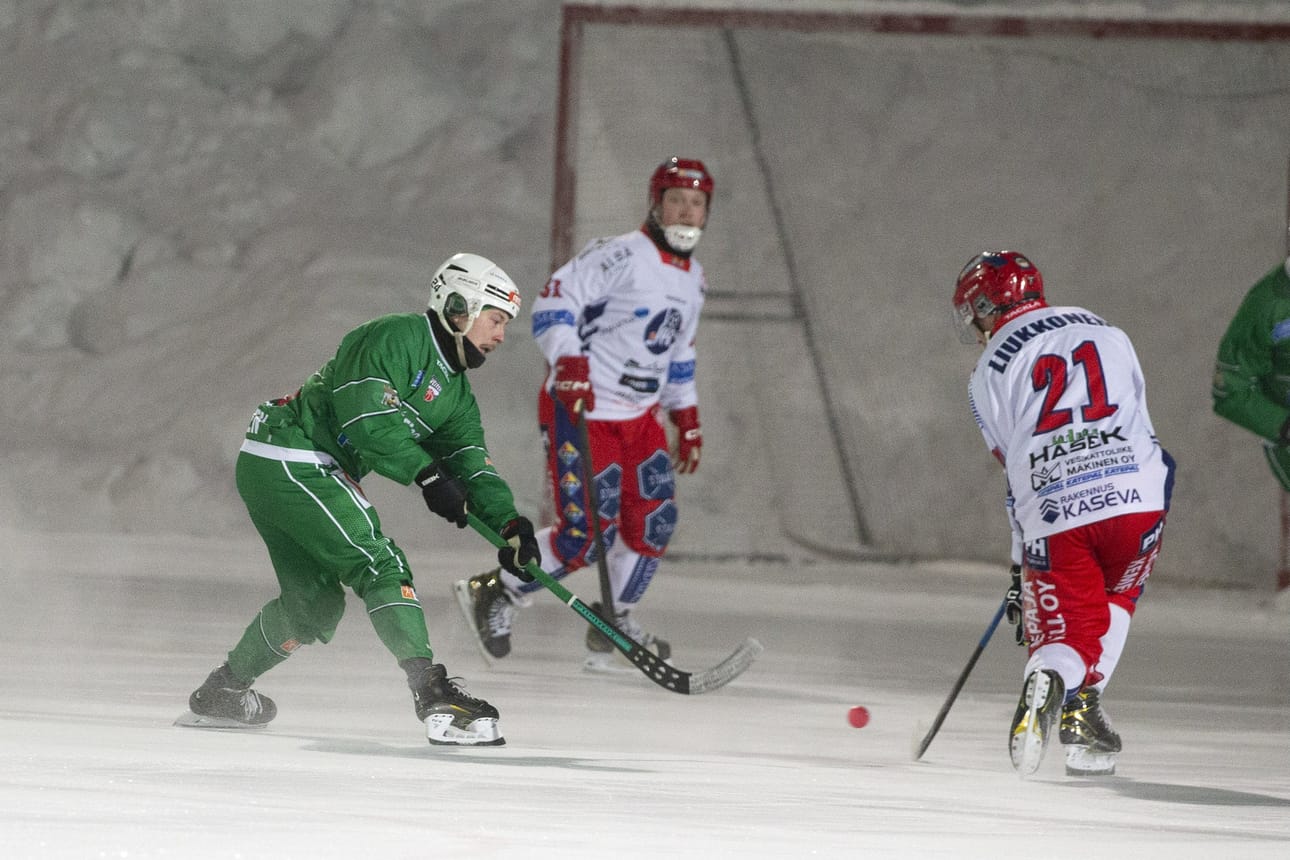 Lappeenrantalaisseura Veiterä voitti viikonloppuna jääpalloilun Suomen cupin lyötyään lauantaina 20-asteisessa pakkaskelissä Jyväskylän Seudun Palloseuran. LEHTIKUVA / Lauri Heino