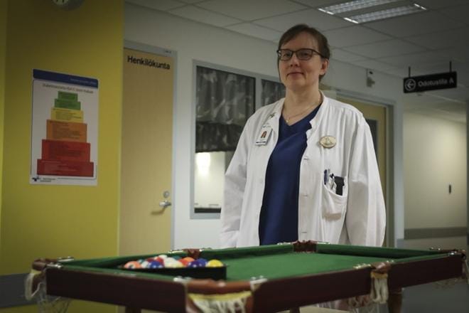 Lastenendokrinologi Anne-Maarit Suomi kertoo, että monet diabetesdiagnoosin saaneet lapset eivät tiedä, mistä on kyse. Diabetekseen liittyvä hoito on jokapäiväistä ja käy usein jossain vaiheessa lapselle raskaaksi. Tätä tilannetta varten on olemassa tilanteisiin varautunut työryhmä, jolta saa tukea. KUVA: HANNU PUROLA