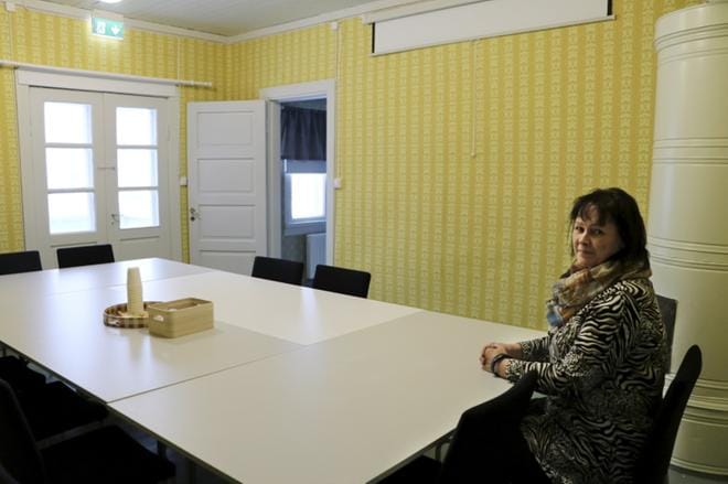 Päivi Haapaniemi toivoo, että kokoustilat tulisivat ahkeraan käyttöön. Artekin kokoustuolit hankittiin Väinölään Peräseinäjoelta. Yläkertaan johtava pylväikkö on paljon kuvattu.